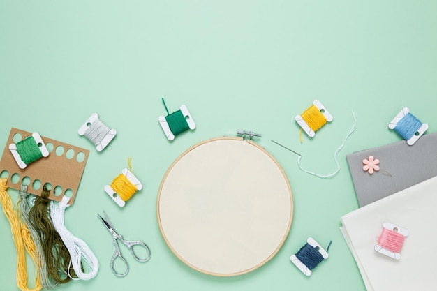 Mesa con hilos y bastidor